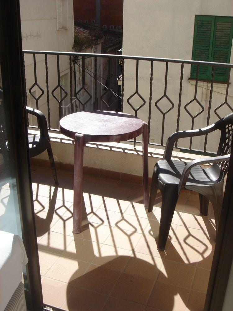 Hostal Vila del Mar Lloret de Mar Exterior foto